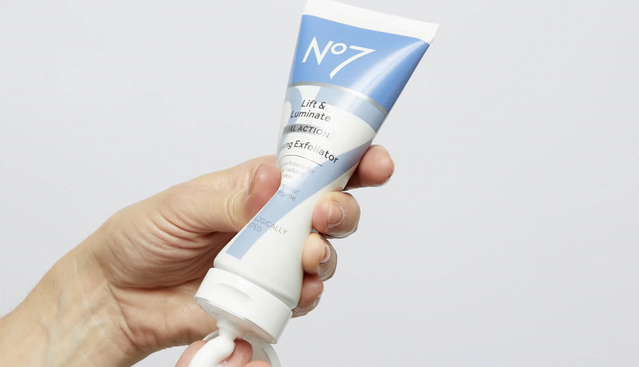 No7 Lift & Luminate Dual Action Cleansing Exfoliator